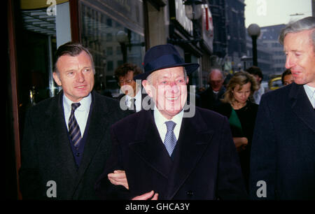 SIR Alec Guinness wird 1985 à Hambourg mit dem 'Shakespeare'-Preis der Alfred C.Toepfer-Stiftung ausgezeichnet. La Fondation Alfred Toepfer C.a honoré Sir Alec Guinness avec le prix Shakespeare. image : Sir Alec Guiness dans Hambourg. Banque D'Images