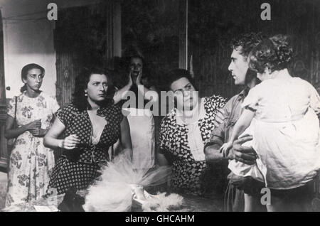 BELLISSIMA - DIE SCHÖNSTE Bellissima Italien 1951 Luchino Visconti Voir mit Anna Magnani (Maddalena Cecconi), Gastone RENZELLI (Spartaco Cecconi), TINA APICELLA (Maria Cecconi) Régie : Luchino Visconti aka. Bellissima Banque D'Images