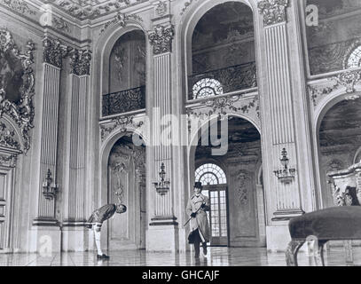 LUDWIG Frankreich/Italien/BRd 1972 Luchino Visconti HELMUT BERGER comme Louis II de Bavière arrive au Palais Nymphenburg à dire à sa mère de son engagement à la princesse Sophie. Regie : Luchino Visconti Banque D'Images