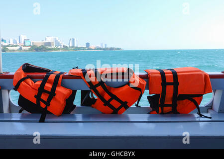 Gilets de sécurité orange en ferry de la voile en mer Banque D'Images