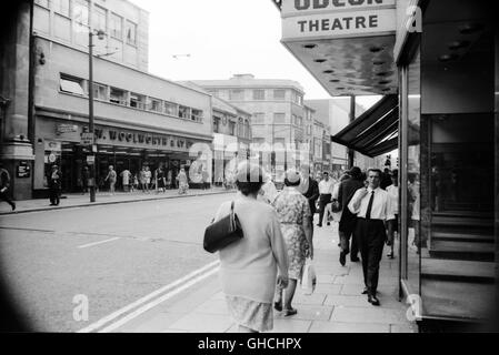 La rue Queen, à Cardiff c1959 montrant Woolworths - F W magasin Woolworth et la mode. Une scène de rue haute typique de l'époque. Photo par Tony Henshaw Banque D'Images