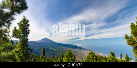 Panorama du volcan de Teide et la vallée de la Orotava de Mirador de Chipeque, Tenerife, Canaries, Espagne Banque D'Images