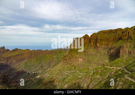 En serpentine road Highland Valley Masca, Tenerife, Canaries, Espagne Banque D'Images