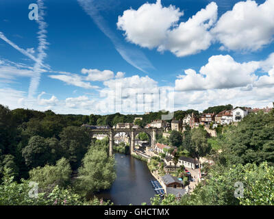 Les nuages blancs dans un ciel bleu au-dessus du viaduc de chemin de fer sur la gorge à Knaresborough Nidd en été au nord Yorkshire Angleterre Banque D'Images