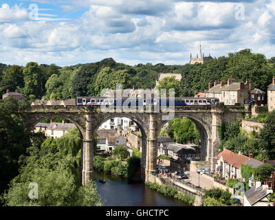 Train du Nord Le viaduc ferroviaire sur l'Nidd Gorge à Knaresborough en été au nord Yorkshire Angleterre Banque D'Images