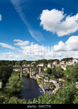 Les nuages blancs dans un ciel bleu au-dessus du viaduc de chemin de fer sur la gorge à Knaresborough Nidd en été au nord Yorkshire Angleterre Banque D'Images