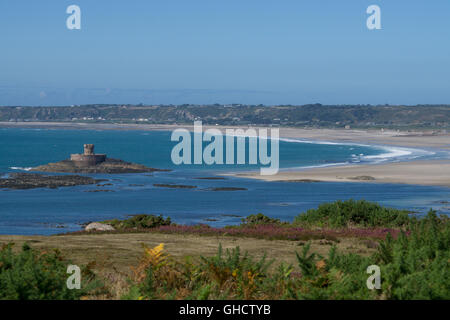 Vue panoramique de la tour de Rocco et St Ouens Bay, Jersey, Channel Islands Banque D'Images