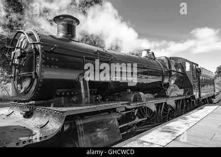 Train à vapeur Arley gare en monochrome, sur la Severn Valley Railway, Worcestershire, Angleterre, RU Banque D'Images
