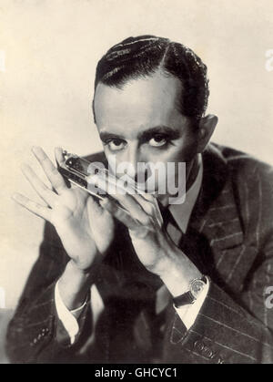 De LA MUSIQUE POUR DES MILLIONS USA 1944 Henry Koster Musicien José Iturbi avec de l'harmonica. Regie : Henry Koster Banque D'Images