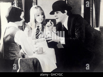 Peut être A-UK 1964 Richard Lester deux filles et Paul mccartney comme Paul dans une dure journée de nuit (1964). Regie : Richard Lester Banque D'Images