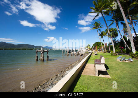 Le célèbre front de mer de Cairns et Chinaman Creek sur un jour d'hiver ensoleillé dans le Queensland, Australie Banque D'Images