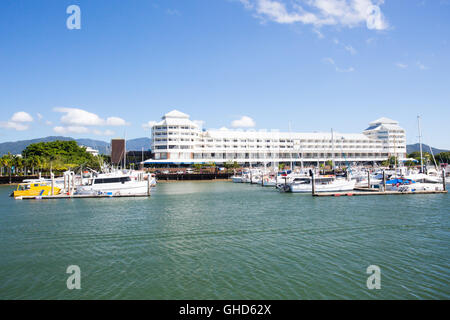 Le célèbre front de mer de Cairns et Chinaman Creek sur un jour d'hiver ensoleillé dans le Queensland, Australie Banque D'Images