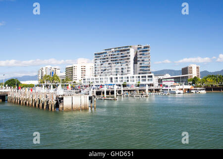 Le célèbre front de mer de Cairns et Chinaman Creek sur un jour d'hiver ensoleillé dans le Queensland, Australie Banque D'Images