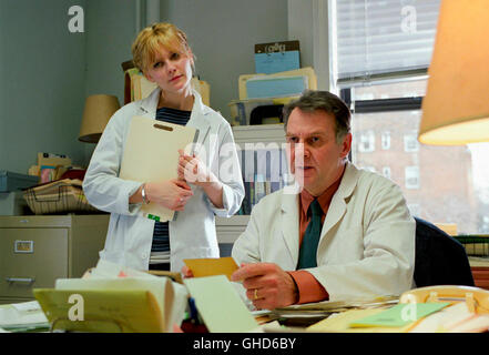 VERGISS MEIN NICHT / Eternal Sunshine of the Spotless Mind USA 2004 / Michel Gondry Mary (Kirsten Dunst) und Dr. Mierzwiak (Tom Wilkinson) Regie : Michel Gondry aka. Eternal Sunshine of the Spotless Mind Banque D'Images