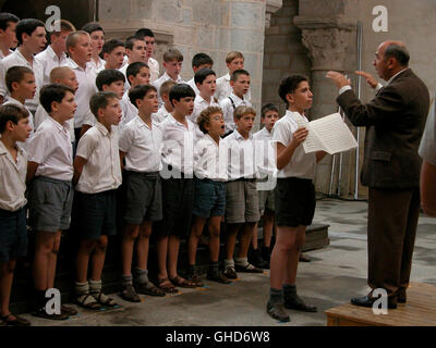 DIE KINDER DES MONSIEUR MATHIEU / Les Choristes France/Suisse 2004 / Christophe Barratier Monsieur Mathieu (Gérard Jugnot) und sein Chor. Regie : Christophe Barratier aka. Les Choristes Banque D'Images