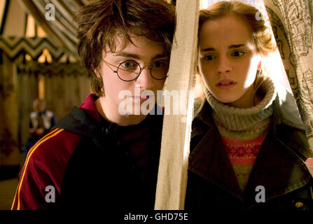 HARRY POTTER UND DER FEUERKELCH Harry Potter et la coupe de feu Mike Newell USA 2005 Harry Potter (Daniel Radcliffe) et Hermione Granger (Emma Watson) Régie : Mike Newell aka. Harry Potter et la Coupe de Feu Banque D'Images