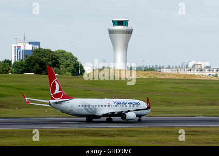 Boeing 737-800 de la Turkish Airlines à l'aéroport de Birmingham, UK (TC-JVU) Banque D'Images