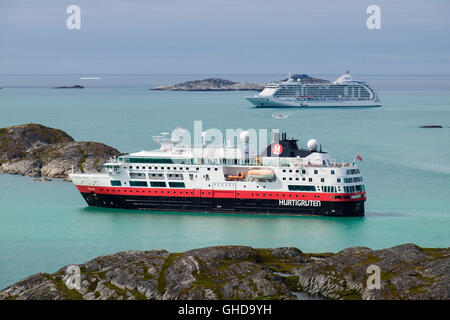 Bateau de croisière Hurtigruten visiter explorer MS Fram et de croisière Seven Seas Voyager, ancrée dans Kuannersooq Fjord. Paamiut Groenland Banque D'Images