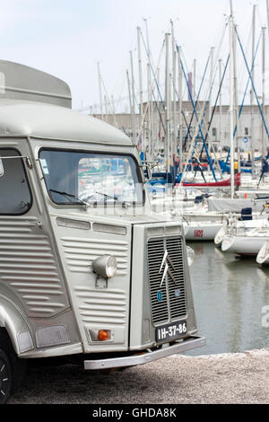 Minibus d'époque Citroën H devant les bateaux dans une marina Banque D'Images