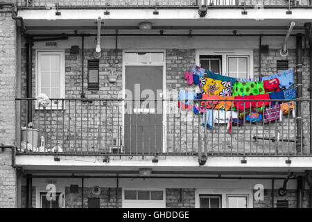 Lavage coloré suspendu à l'extérieur de l'appartement dans la région de Bethnal Green, ville de Londres Royaume-Uni en juillet en monochrome avec des couleurs sélectives, couleur pop Banque D'Images