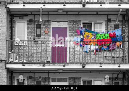 Lavage coloré suspendu à l'extérieur de l'appartement dans la région de Bethnal Green, ville de Londres Royaume-Uni en juillet en monochrome avec des couleurs sélectives, couleur pop Banque D'Images