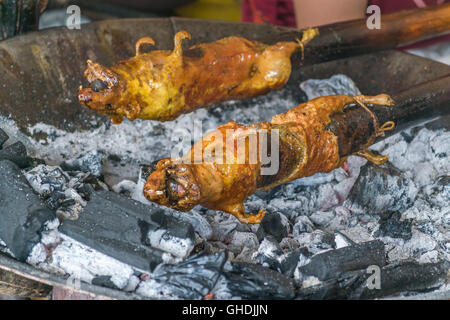 Vue rapprochée de cuy rôti traditionnel au marché de rue dans la province de Manabi, Équateur. Banque D'Images