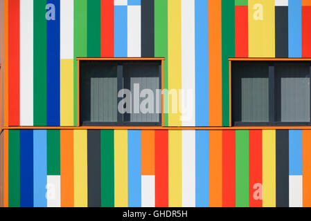 Façade peinte abstrait multicolore et Windows ou la fenêtre Configuration des bureaux du gouvernement régional ou local Aubagne France Banque D'Images