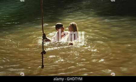 Jeune couple swimming in sunny lake Banque D'Images