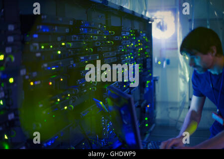 Salle serveur technicien travaillant à l'ordinateur Banque D'Images