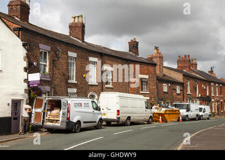 Plusieurs ouvriers, avec blanc cars, offrant diverses compétences pour attentending propriétés inondées dans le village de Lancashire Croston qui était l'une des plus affectées dans le domaine par le Boxing Day des inondations en 2015, au Royaume-Uni. Banque D'Images