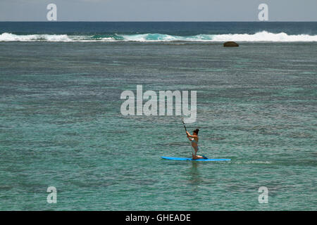 Fille sur le bord d'une rame. Lagoon Hermitage, Réunion Banque D'Images