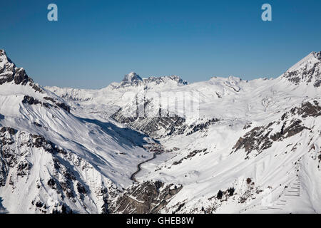 Le Karhorn Tannberg monter au-dessus de Lech à proximité de l'Flexen passent au-dessus St Anton Arlberg Autriche Banque D'Images