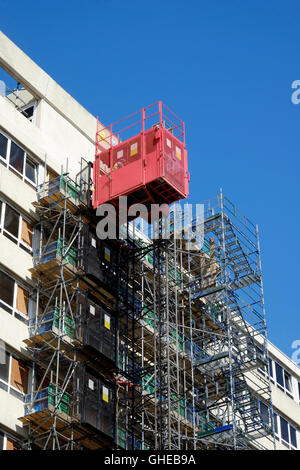 Cage de sécurité et des échafaudages sur le côté du bâtiment england uk Banque D'Images