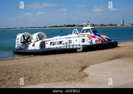 Nouvel aéroglisseur hovertravel solent flyer subissant les essais en mer au large du terminal de Southsea england uk Banque D'Images