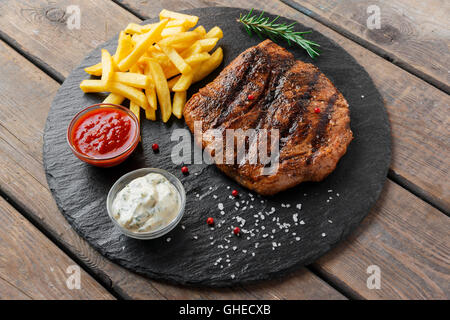 Pavé de boeuf avec frites et sauce Banque D'Images