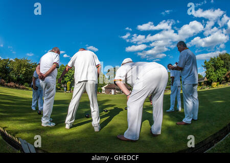 Un jeu de boules d'une journée d'été Banque D'Images