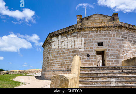 L'ancien 12 côtés prison brique calcaire historique maison ronde bâtiment avec étapes et l'entrée dans l'ouest de l'Australie.,Fremantle Banque D'Images