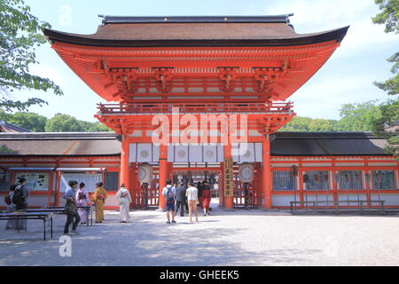 Personnes visitent Sanctuaire Shimogamo-jinja à Kyoto au Japon. Banque D'Images