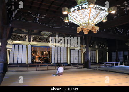 Les gens prient au Temple Nishi Honganji à Kyoto au Japon. Banque D'Images