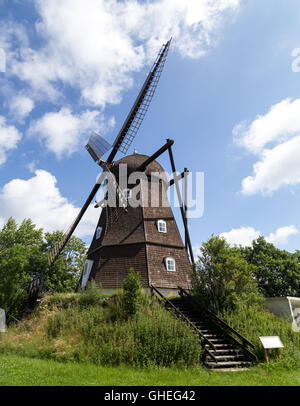 Melby, Danemark - 11 juillet 2016 : moulin à vent historique dans un style néerlandais dans le Nord de la région de la Nouvelle-Zélande. Banque D'Images