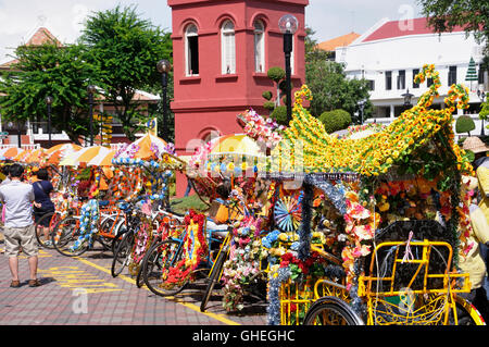 Trishaws colorés à Malacca Banque D'Images