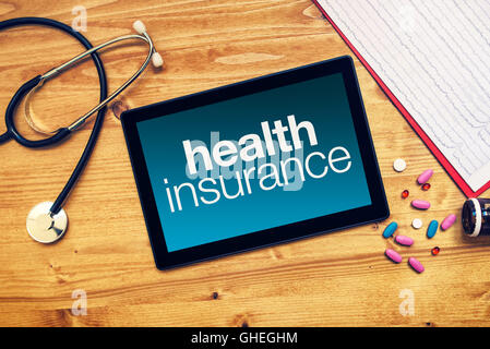 Assurance santé titre sur l'ordinateur tablette placée sur un bureau de travail, les médecins de l'image conceptuelle, vue du dessus Banque D'Images