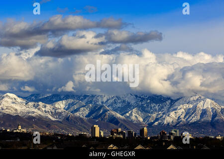 Dans cette photo, un banc de nuages spectaculaires plane sur les montagnes Wasatch comme une tempête efface par rapport à Salt Lake City, Utah, USA. Banque D'Images