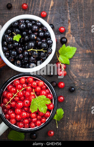 Délicieux produits biologiques frais et groseilles dans un café, sur une table en bois Banque D'Images