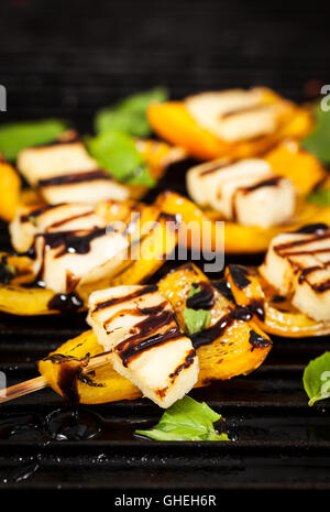 Le fromage Halloumi et poivrons apéritif brochettes sur le gril Banque D'Images