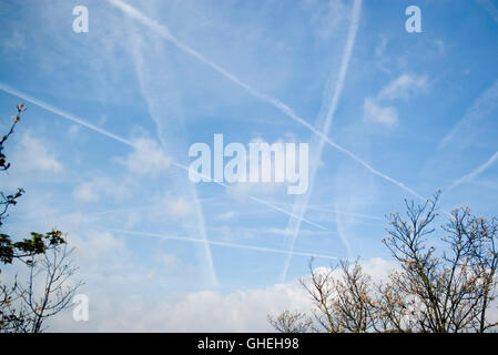 Sillonnant les sentiers de jet dans le ciel d'été. Banque D'Images