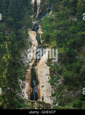 Vertical image de la cascade haute en été Banque D'Images