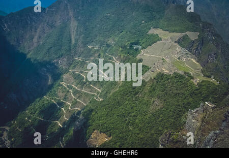 L'ancienne ville inca de Machu Picchu vu depuis le Wayna Picchu, la montagne au Pérou Banque D'Images