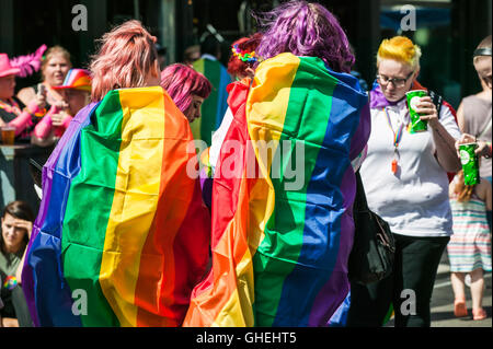 Leeds Gay Pride 2016, 10e anniversaire LGBT une célébration de la vie,amour,couleur,la liberté,la tolérance et la compréhension. Banque D'Images