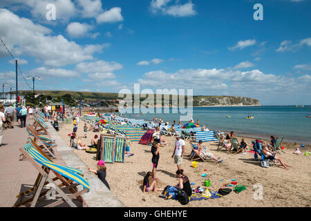 Le soleil brille, les vacanciers à Swanage, Dorset Banque D'Images